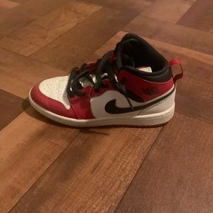 They been worn but are not mistreated. One is missing their shoe lace.